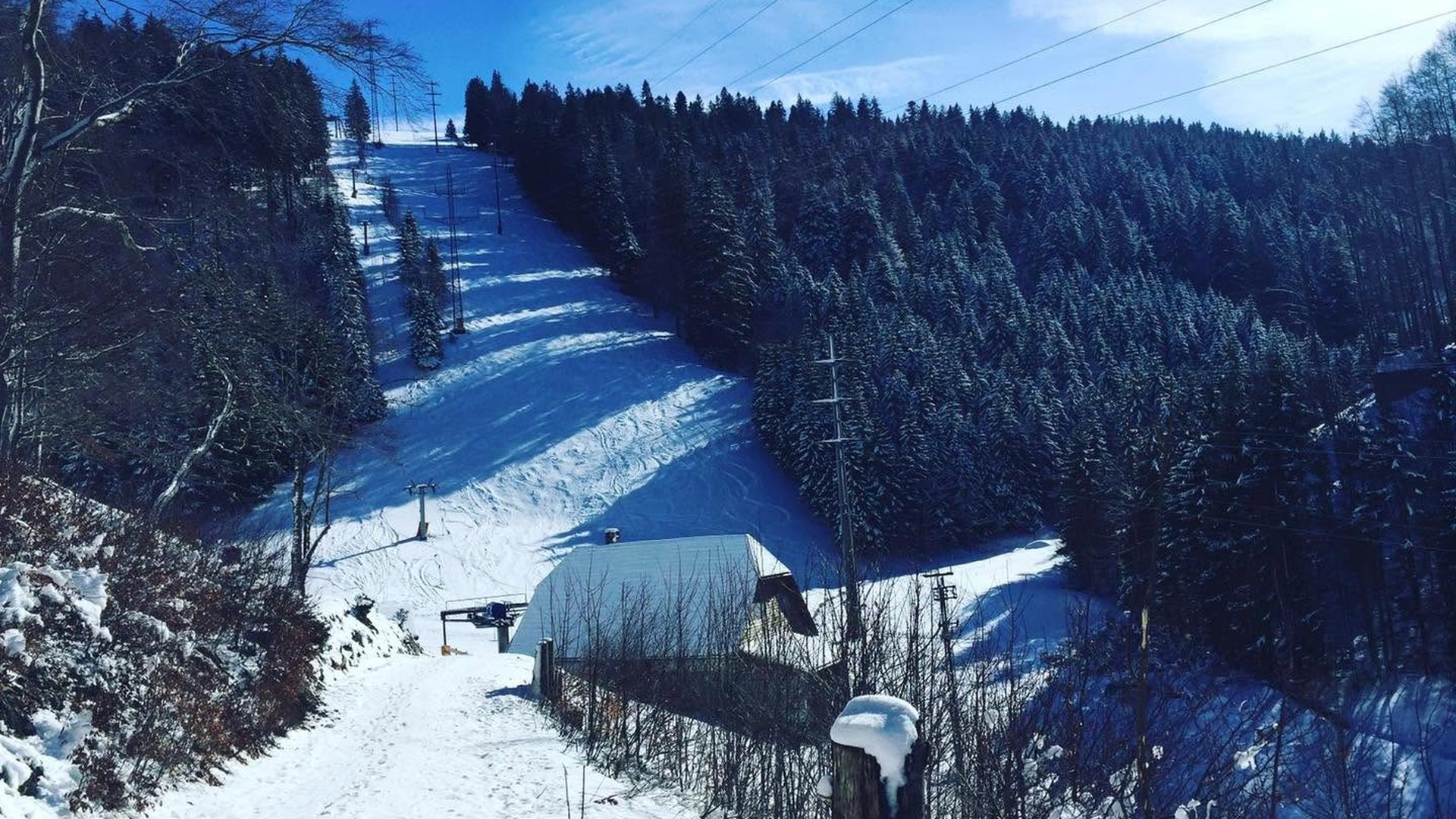 La piste de La Roche-aux-Crocs et la buvette sous la neige